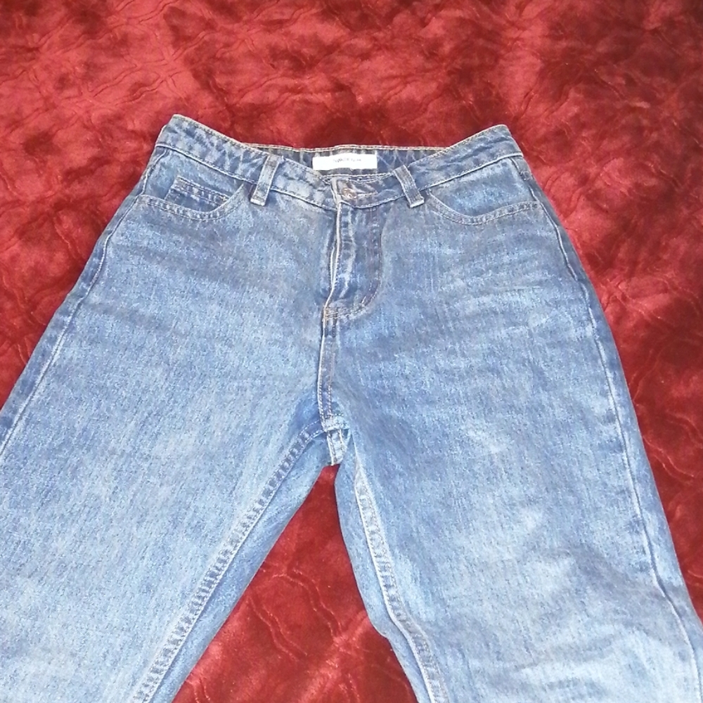 High rise jeans. 100% cotton. Excellent quality.